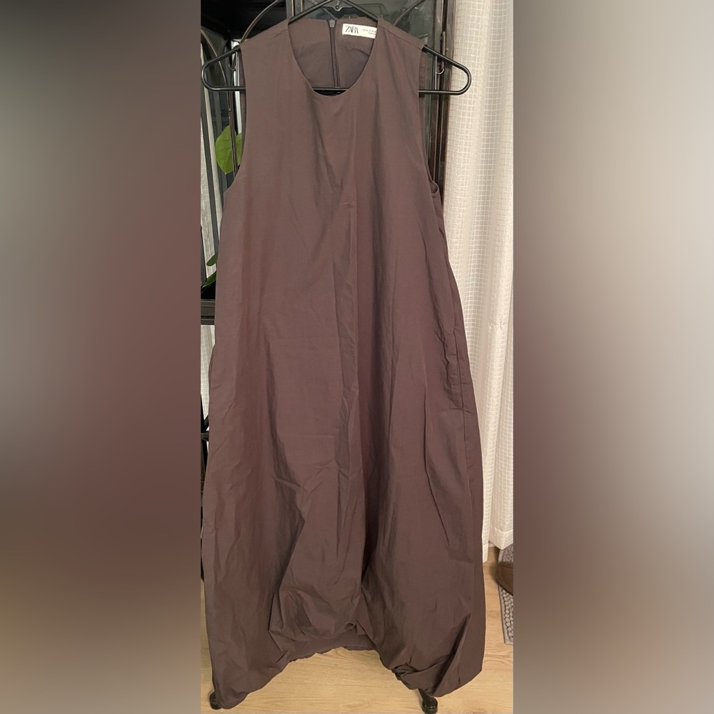 Zara Women's Elegant Sleeveless Maxi Dress in Brown